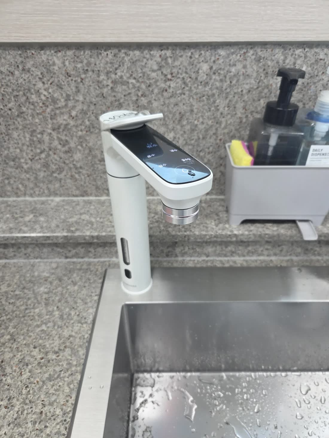 스톤 패턴 상판에 설치한 정수기